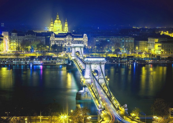 Мост, соединяющий два берега Будапешта 